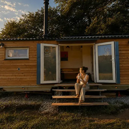 אתר קמפינג Maringotka Hedvika Glamping Pasice